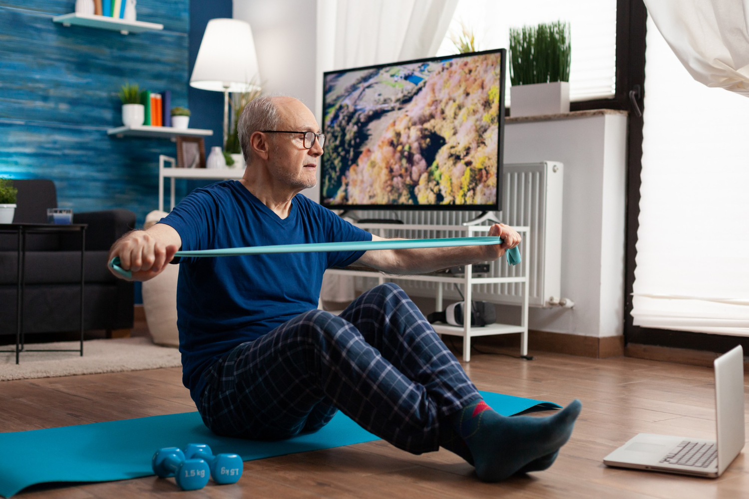 cvičiaci senior senior cvičiaci s elastickou gumou
